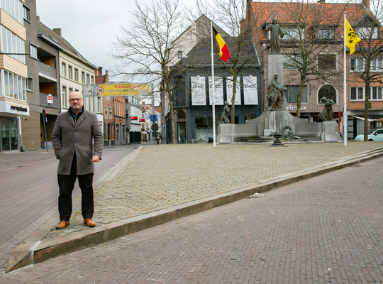 Carl Hanssens aan de onthardingswerken op het plein de Houtbriel